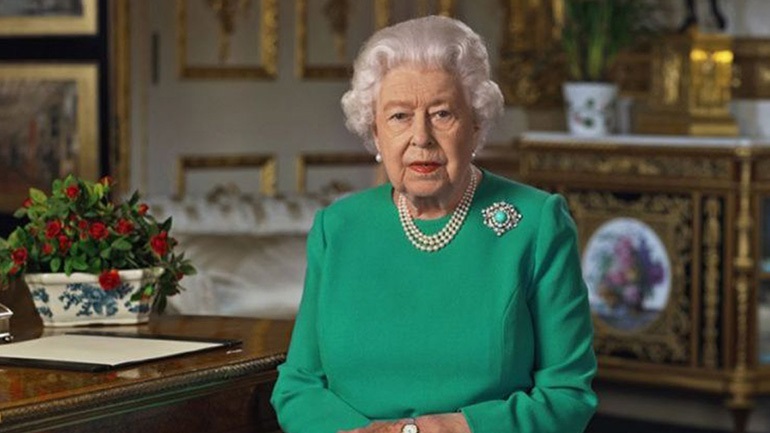 Βίντεο-σοκ: Μασκοφόρος άνδρας οπλισμένος με βαλλίστρα απειλεί  να δολοφονήσει τη βασίλισσα Ελισάβετ