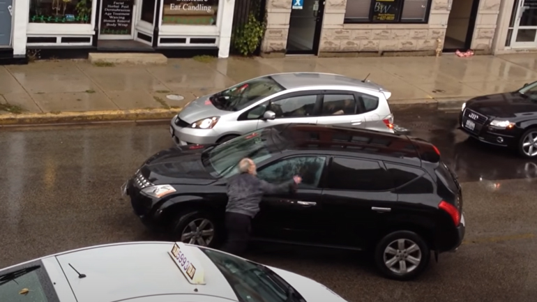 Τράκαρε ελάχιστα, πήγε να την κοπανήσει και τράκαρε άλλα έξι αυτοκίνητα