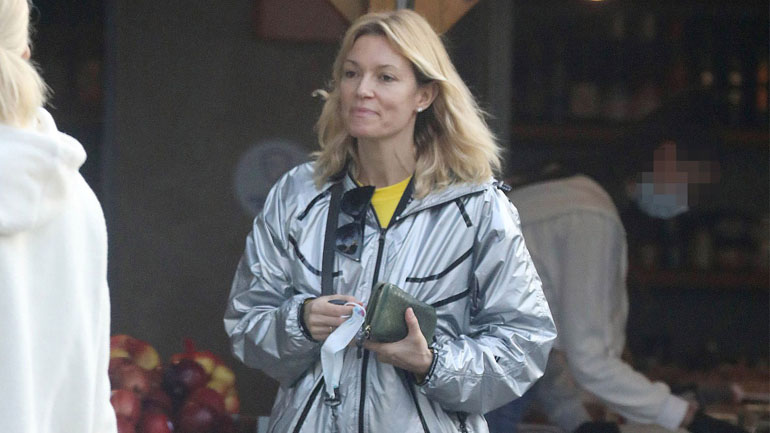 Βίκυ Καγιά: Βόλτα στη Γλυφάδα με άψογο στυλ