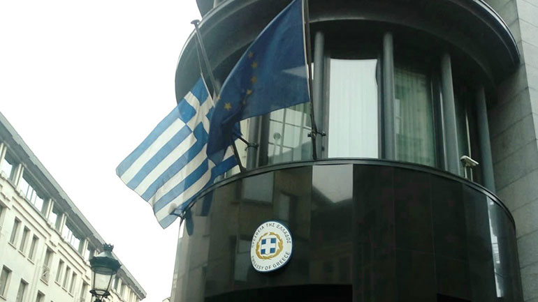 Βέλγιο: Μεσίστια η ελληνική σημαία στην πρεσβεία της Ελλάδας για τον θάνατο του Κάρολου Παπούλια