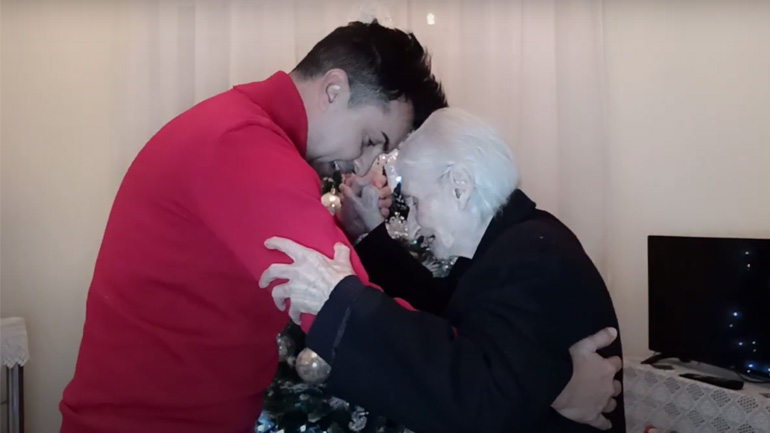 Γιαγιά 104 ετών χορεύει λάτιν με τον εγγονό της