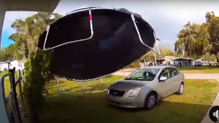 Άνεμος σκεπάζει ένα αυτοκίνητο με ένα τραμπολίνο