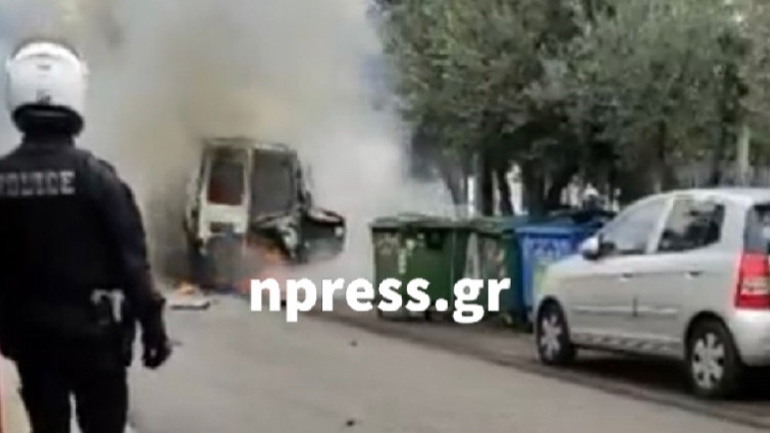 Πήρε φωτιά ασθενοφόρο του ΕΚΑΒ στη Μεταμόρφωση