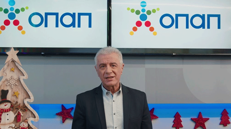 Τι μπορεί να κάνει ένα χριστουγεννιάτικο δέντρο ξεχωριστό; Η απάντηση από τον ιδιοκτήτη καταστήματος ΟΠΑΠ στο Χαϊδάρι