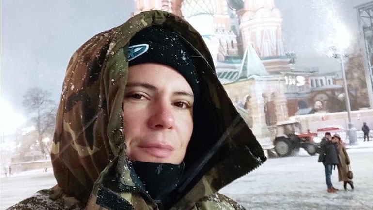 Ο Δημήτρης Κατσιούρας «μυεί» τους Ρώσους στα ρεμπέτικα και λαϊκά τραγούδια, με φόντο τη χιονισμένη Μόσχα