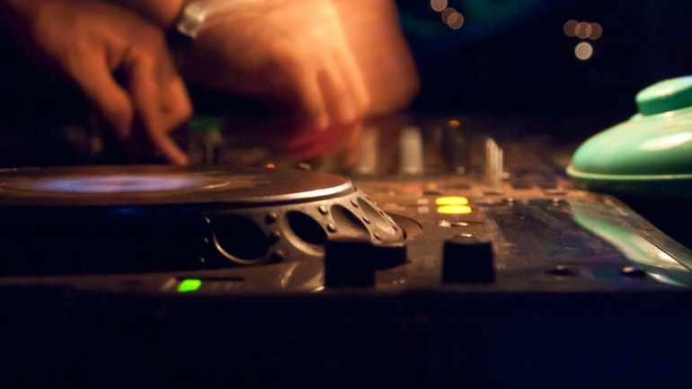 Αποζημίωση από την πρώτη ημέρα απαγόρευσης της μουσικής ζητούν οι DJs