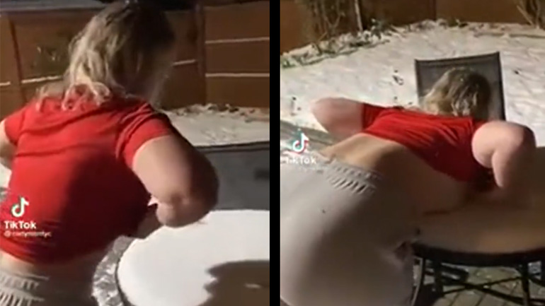 Γυναίκα διασκεδάζει στο χιόνι