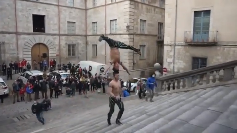 Ανέβηκαν 100 σκαλιά σε 53″, ο ένας στο κεφάλι του άλλου