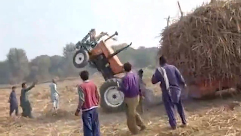 Ο αγρότης φόρτωσε πολύ σανό στο τρέιλερ 