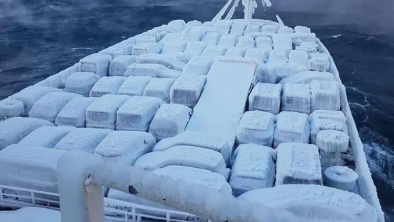 Απίθανες εικόνες: Πλοίο μεταφέρει παγωμένα αυτοκίνητα στη Ρωσία