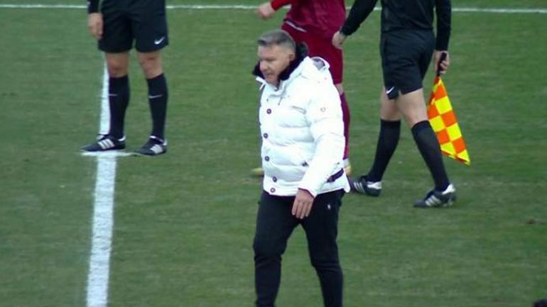 ΑΕΛ-Ξάνθη: Έφτασε μέχρι το κέντρο του γηπέδου για να διαμαρτυρηθεί o Kούγιας – Αποβλήθηκε στο β’ ημίχρονο!