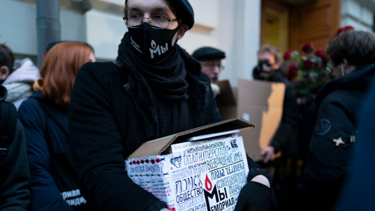 Ρωσία: Το Ευρωπαϊκό Δικαστήριο Ανθρωπίνων Δικαιωμάτων ζητά την αναστολή της διάλυσης της ΜΚΟ Memorial