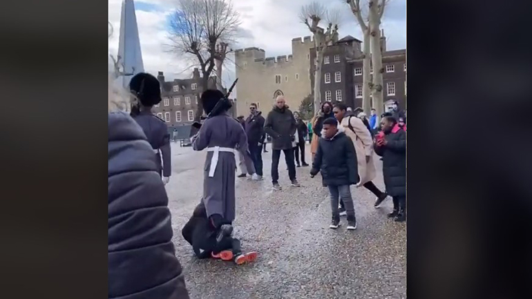 Βρετανία: Στρατιώτης της Βασιλικής Φρουράς έριξε κάτω παιδί – Τι δήλωσε το Υπ. Άμυνας για το περιστατικό Βρετανία: Στρατιώτης της Βασιλικής Φρουράς έριξε κάτω παιδί – Τι δήλωσε το Υπ. Άμυνας για το περιστατικό