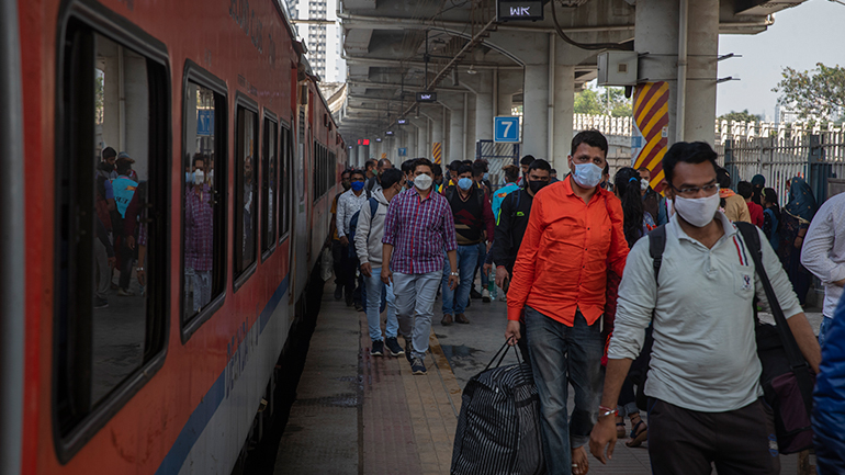 Η Ινδία επιβάλλει αυστηρότερους κανόνες για να αποτρέψει την εξάπλωση της Covid-19 Η Ινδία επιβάλλει αυστηρότερους κανόνες για να αποτρέψει την εξάπλωση της Covid-19