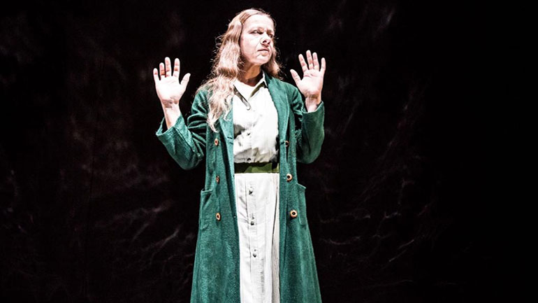 Τελευταίες 3 παραστάσεις για το «Φυλαχτό» του Ρομπέρτο Μπολάνιο με την Αγγελική Παπαθεμελή