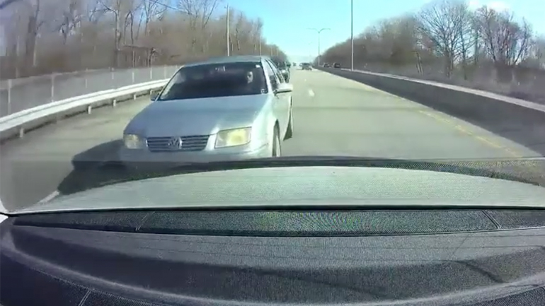 Oδηγός συγκρούεται σε διαχωριστική νησίδα