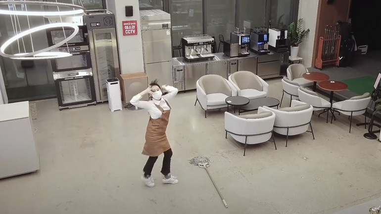 Ο ξέφρενος χορός μιας σερβιτόρας από τις κάμερες ασφαλείας