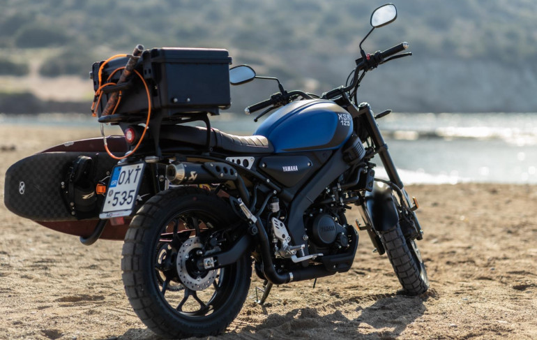 Η εξάτμιση είναι της Akrapovic και έχει τοποθετηθεί ψηλά, στη δεξιά μεριά της ουράς.