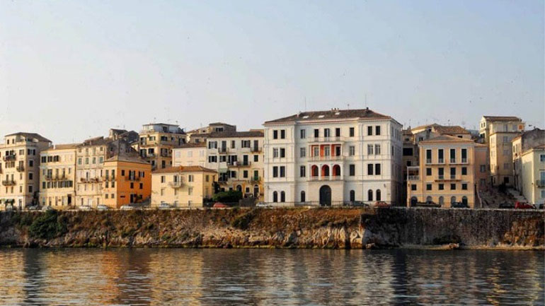 Το έθιμο της κολόνιας την Πρωτοχρονιά στη βόρεια Κέρκυρα