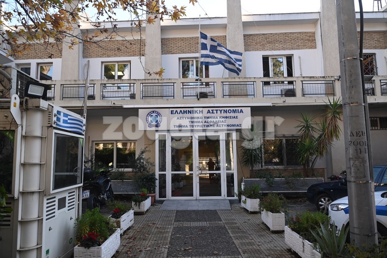 To zougla.gr έξω από το ΑΤ Κηφισιάς όπου καταθέτει ο κλινικάρχης και η καταγγέλλουσα