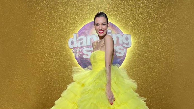 H Bίκυ Καγιά είναι μια μοντέρνα Σταχτοπούτα μέσα στο υπέροχο lime φόρεμά της