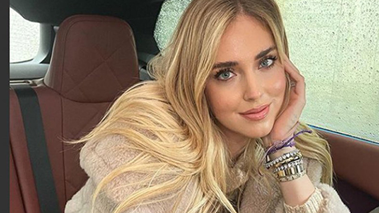 H Chiara Ferragni ζητά τη γνώμη μας για να κάνει μια αλλαγή στα μαλλιά της