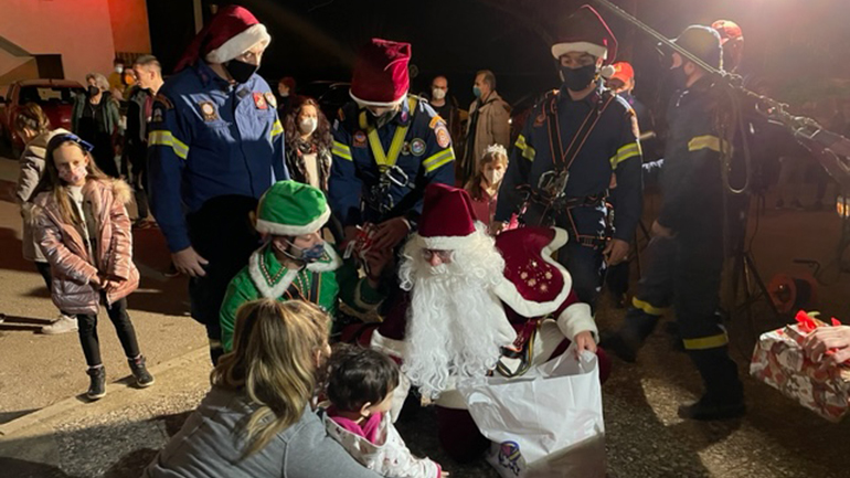 Ο Αη Βασίλης ήρθε και φέτος στην Παιδιατρική Κλινική του Πανεπιστημιακού Νοσοκομείου Λάρισας