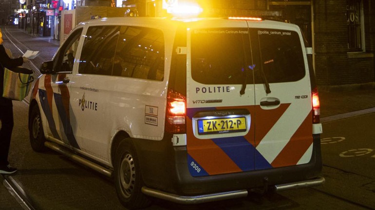 Ολλανδία: Η αστυνομία διέλυσε ένα παράνομο πάρτι με τη συμμετοχή εκατοντάδων ανθρώπων