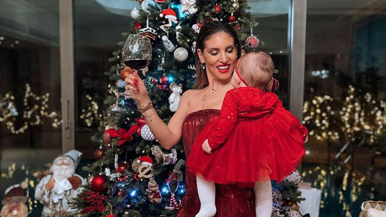 H Aθηνά Οικονομάκου γιόρτασε την Πρωτοχρονιά ντυμένη tale quale με την κόρη της H Aθηνά Οικονομάκου γιόρτασε την Πρωτοχρονιά ντυμένη tale quale με την κόρη της