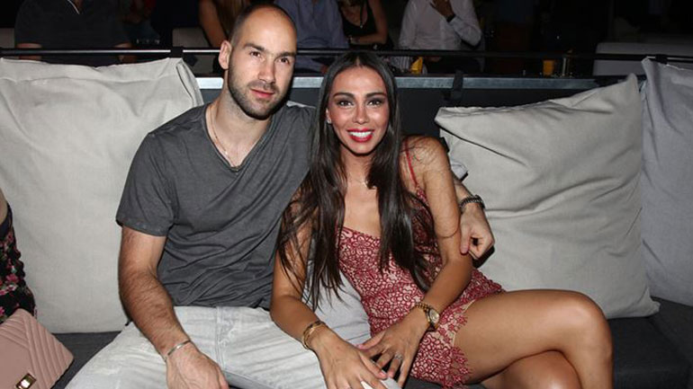 Ολυμπία Χοψονίδου – Βασίλης Σπανούλης: Η εορταστική οικογενειακή φωτογραφία με τα έξι παιδιά τους