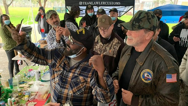 Οικίσκους σε άστεγους βετεράνους δώρισε ο Άρνολντ Σβαρτσενέγκερ