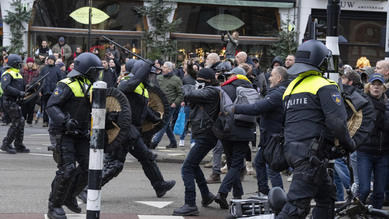 Ολλανδία: 30 συλλήψεις κατά τη διάρκεια επεισοδίων σε διαδήλωση κατά του lockdown