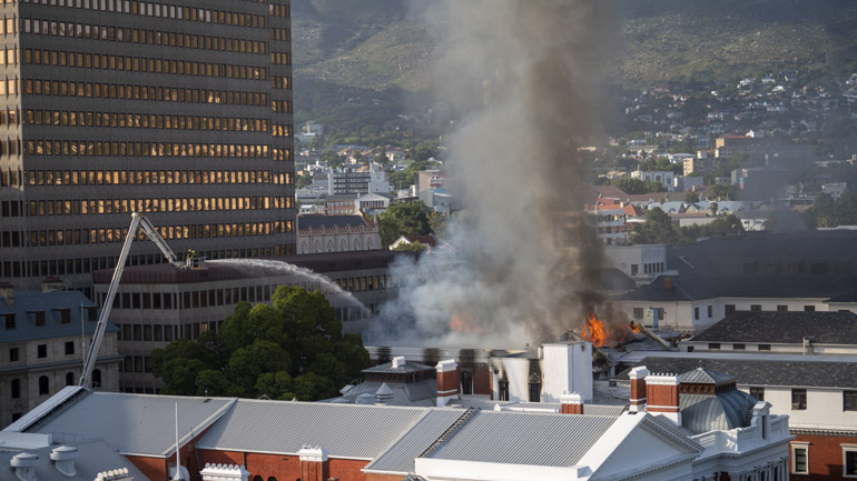Νότια Αφρική: Συνελήφθη ύποπτος για τη φωτιά στο κοινοβούλιο