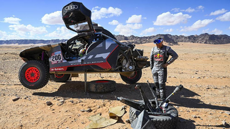 Μεγάλη η ζημιά για το Audi του Peterhansel, αλλά ο Γάλλος θα προσπαθήσει να συνεχίσει τον αγώνα.