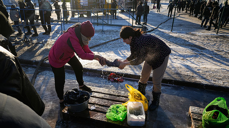 Εκατοντάδες μετανάστες παραμένουν αποκλεισμένοι στα σύνορα Λευκορωσίας-Πολωνίας