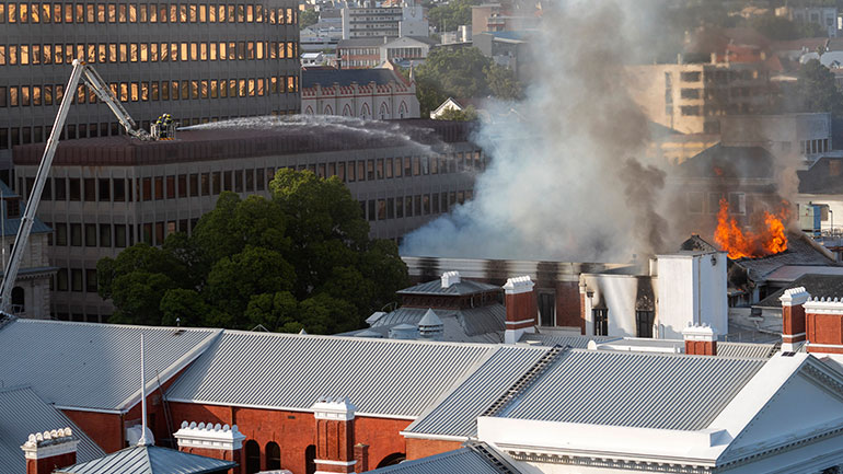 Νότιος Αφρική: Πυρκαγιά στο κτήριο του Κοινοβουλίου