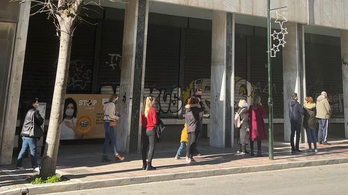 Απίστευτη «ουρά» για rapid test και στη Λάρισα