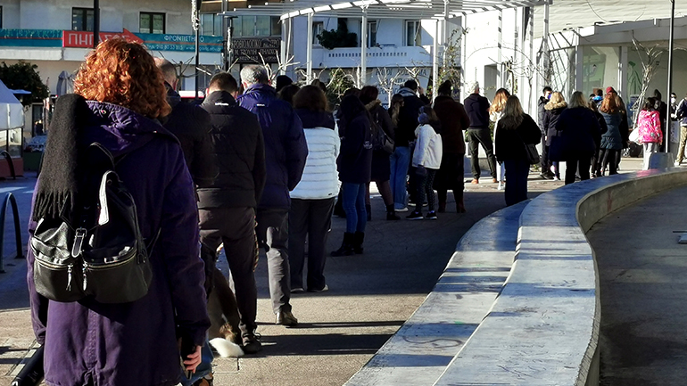 Τεράστιες ουρές για ένα rapid test
