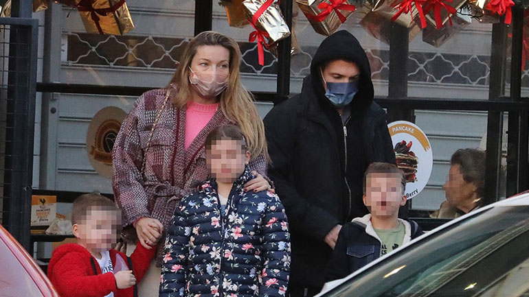 Mαριέττα Χρουσαλά-Λέων Πατίτσας: Βόλτα στην Γλυφάδα με τα παιδιά τους