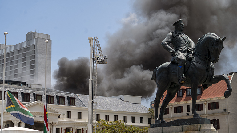 Νότια Αφρική: Υπό έλεγχο η καταστροφική πυρκαγιά στο Κοινοβούλιο