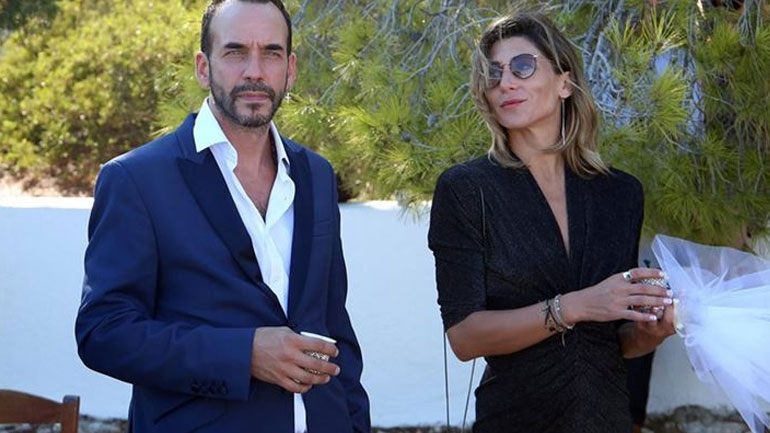 O Πάνος Μουζουράκης απαντά στις φήμες χωρισμού από τη Τζίνα Βαρελά