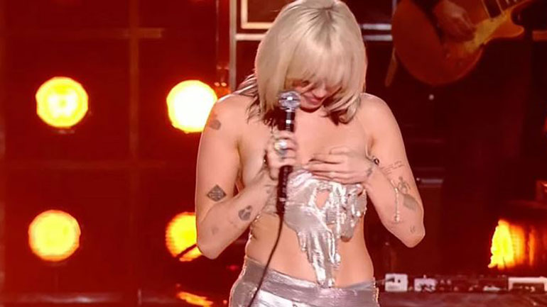 Το sexy ατύχημα της Miley Cyrus στη σκηνή – Έσπασε η τιράντα του τοπ της και φάνηκε το στήθος της