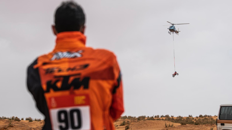 Με ελικόπτερο επέστρεψε η μοτοσικλέτα στο σημείο ανασυγκρότησης.