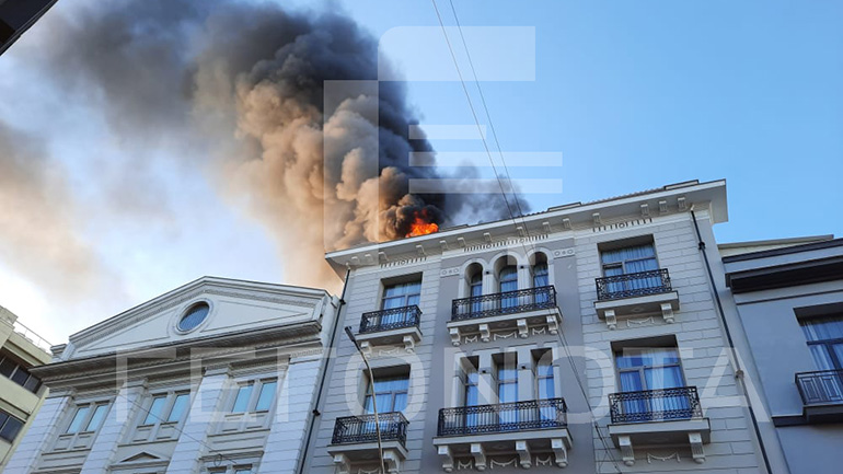 Μεγάλη φωτιά στο ξενοδοχείο «Αίγλη» στον Βόλο