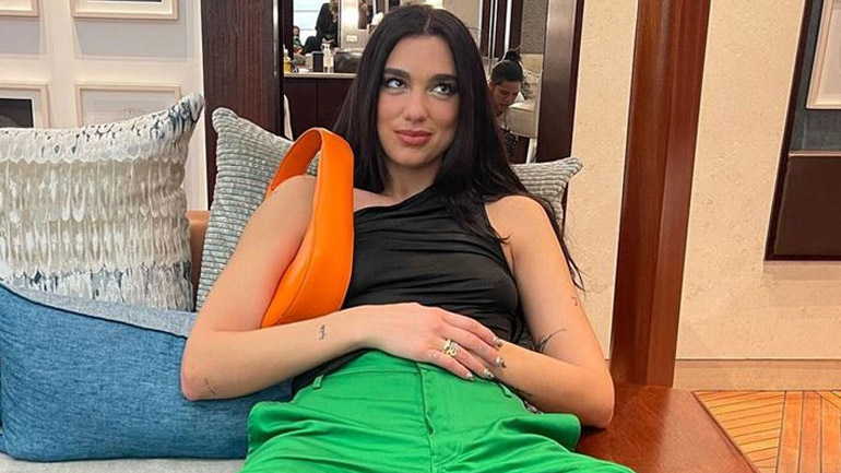 Το cargo παντελόνι της Dua Lipa που θέλουμε να αποκτήσουμε τη νέα χρονιά