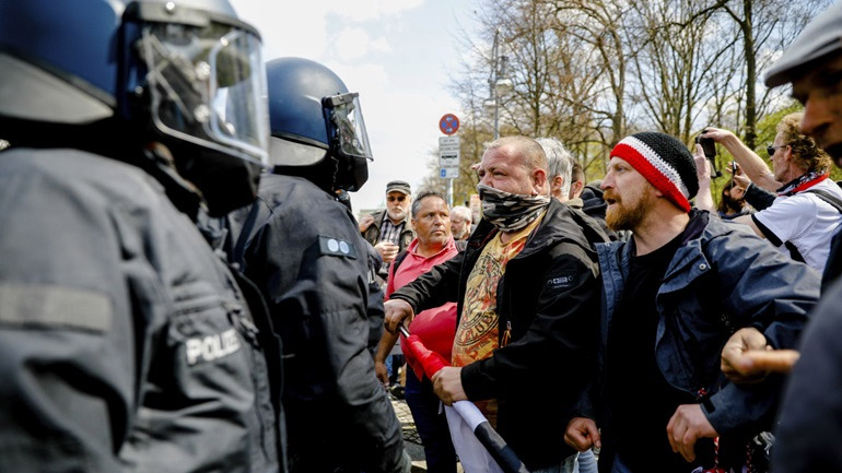 Γερμανία: Επεισόδια σε διαδήλωση για τα περιοριστικά μέτρα στο Μαγδεμβούργο