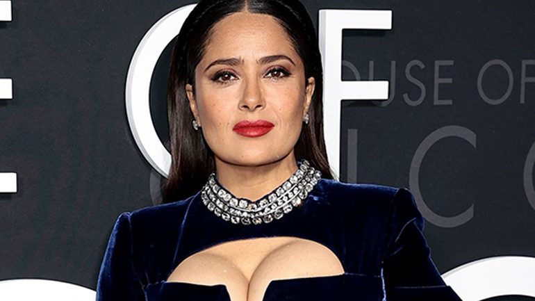 H Salma Hayek ήπιε τον πρώτο καφέ του χρόνου με λεοπάρ μαγιό σε ονειρεμένο τοπίο