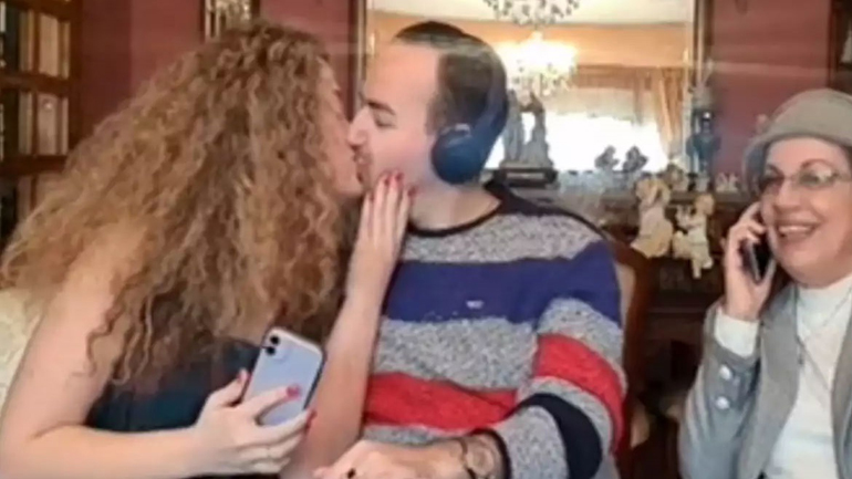 Μαυρίκιος Μαυρικίου: Το τρυφερό φιλί on camera με τη 22χρονη σύντροφό του