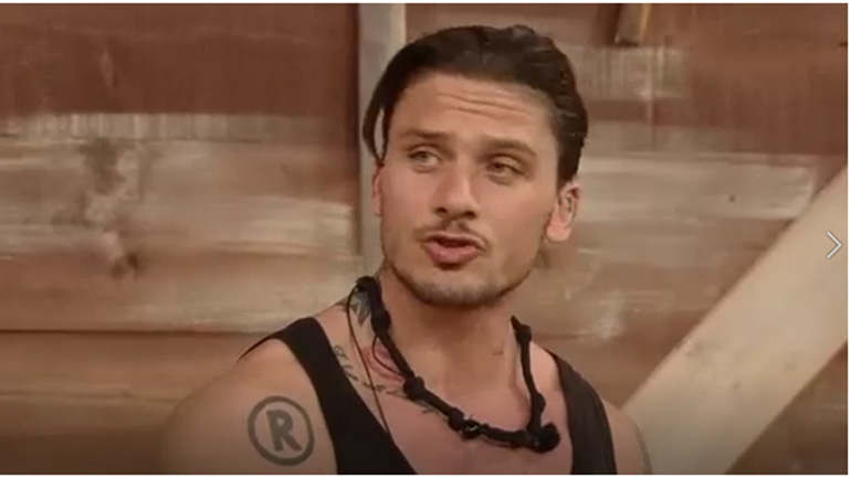 Ο μορφονιός εραστής τής Αγγελικής Ηλιάδη ανεβάζει το επίπεδο νόησης στη «Φάρμα» (sic)