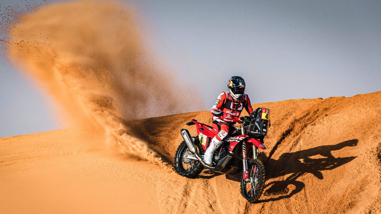 Η εργοστασιακή GasGas του Sunderland αντέχει στην πρώτη θέση, αλλά νιώθει την καυτή ανάσα πλέον της Yamaha του Van Beveren.